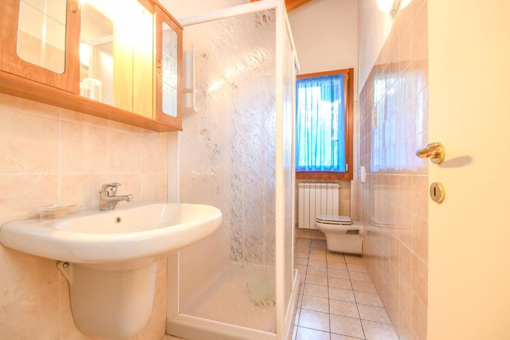 a bathroom with a sink and a shower and a toilet at Albergo Ristorante La Pigna in Borno