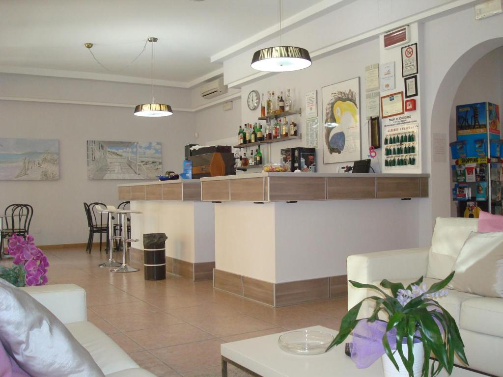 Lounge nebo bar v ubytování Hotel Amalfi