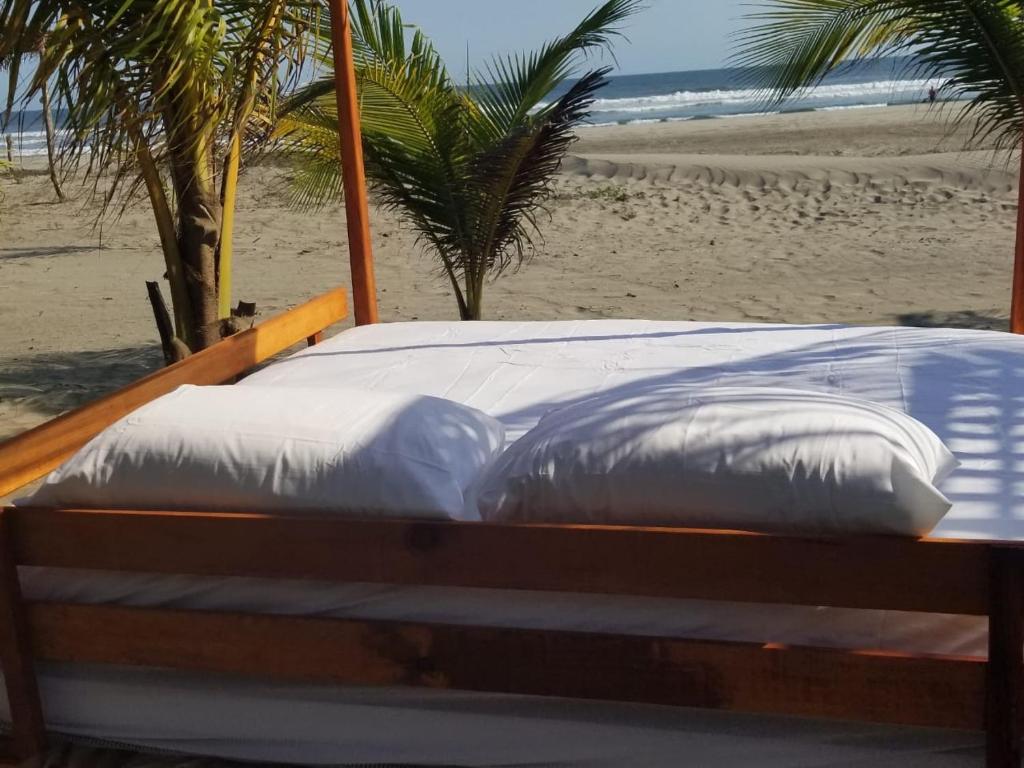 Postel nebo postele na pokoji v ubytování Nichos Beach Villas