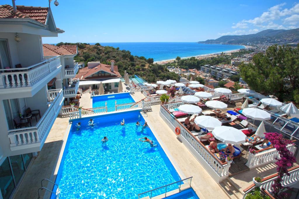 vista para a piscina num resort com pessoas numa piscina em Sunny Hill Alya Hotel em Alanya
