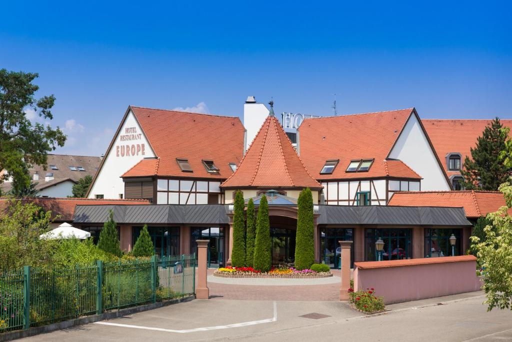 ein Hotel mit einem Zaun davor in der Unterkunft Hotel L'Europe in Colmar