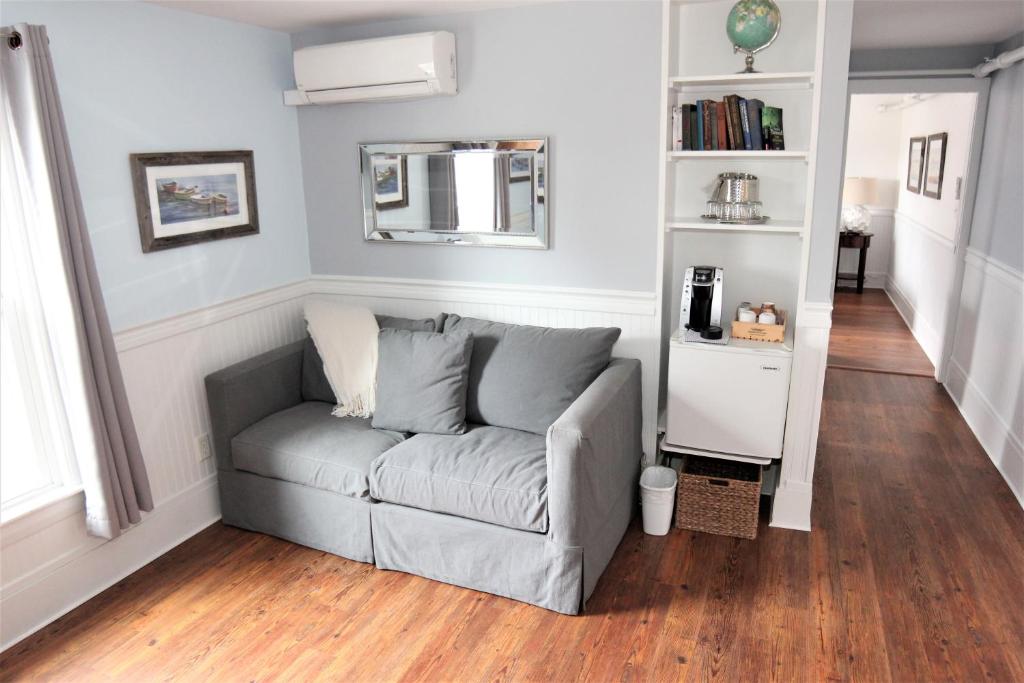 The Nonantum Resort - Carriage House King With Sleeper Sofa