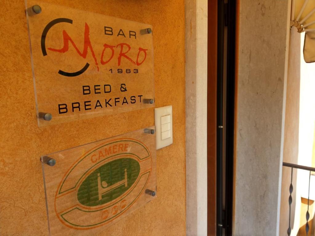uma porta com um letreiro que lê bar empregada cama e pequeno almoço em Bar Moro 1963 em Cavallino-Treporti