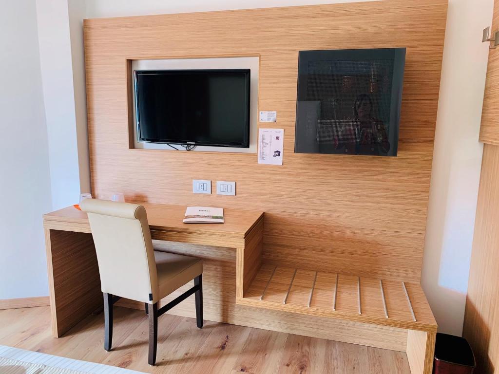 TV a/nebo společenská místnost v ubytování Kriss Internazionale Hotel