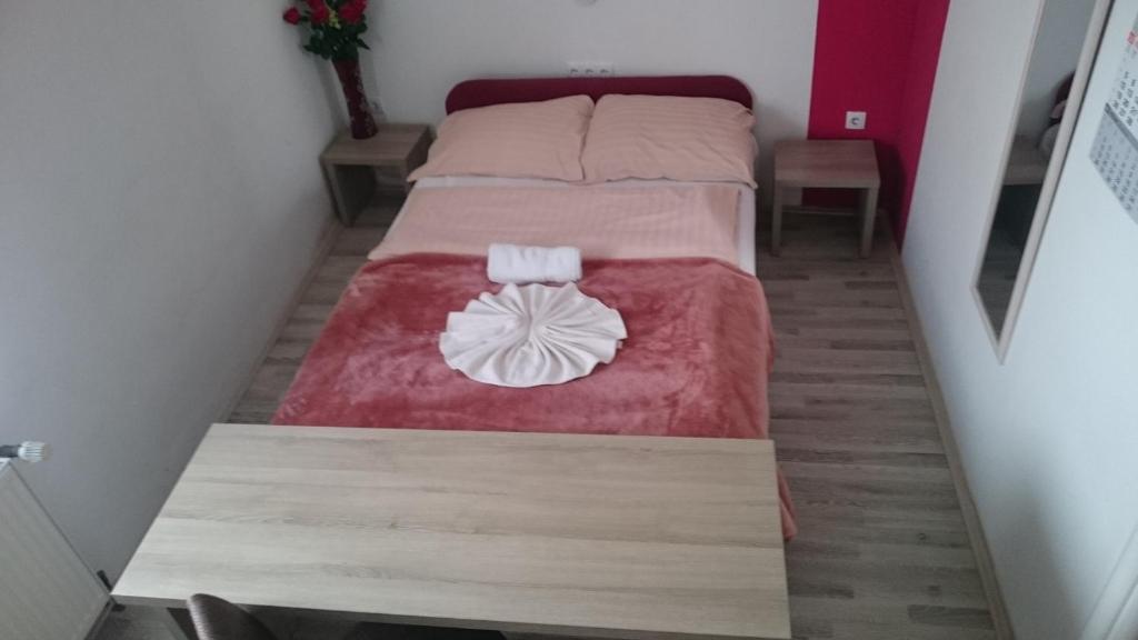 ein kleines Schlafzimmer mit 2 Betten in einem Zimmer in der Unterkunft Guest House Villa Herbarium in Slavonski Brod