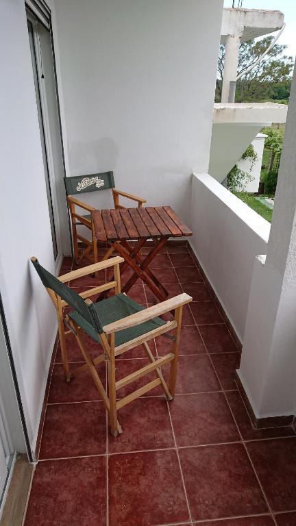 balkon z 2 krzesłami i stołem w obiekcie Luce di Sole Apartment w Ulcinju