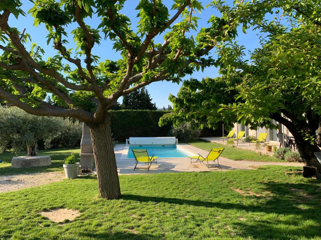 Piscine de l&#39;&eacute;tablissement Le Mazet Des Joncs en Provence ou situ&eacute;e &agrave; proximit&eacute;