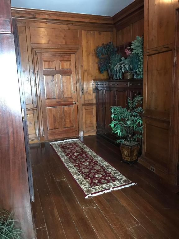The Castle at Skylands Manor - Deluxe King Suite