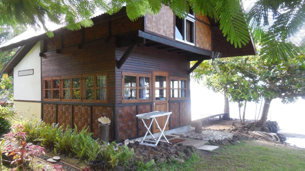una casa con balcone sul lato di Fare Vahine Oviri - 1048DTO-MT a aUturoa