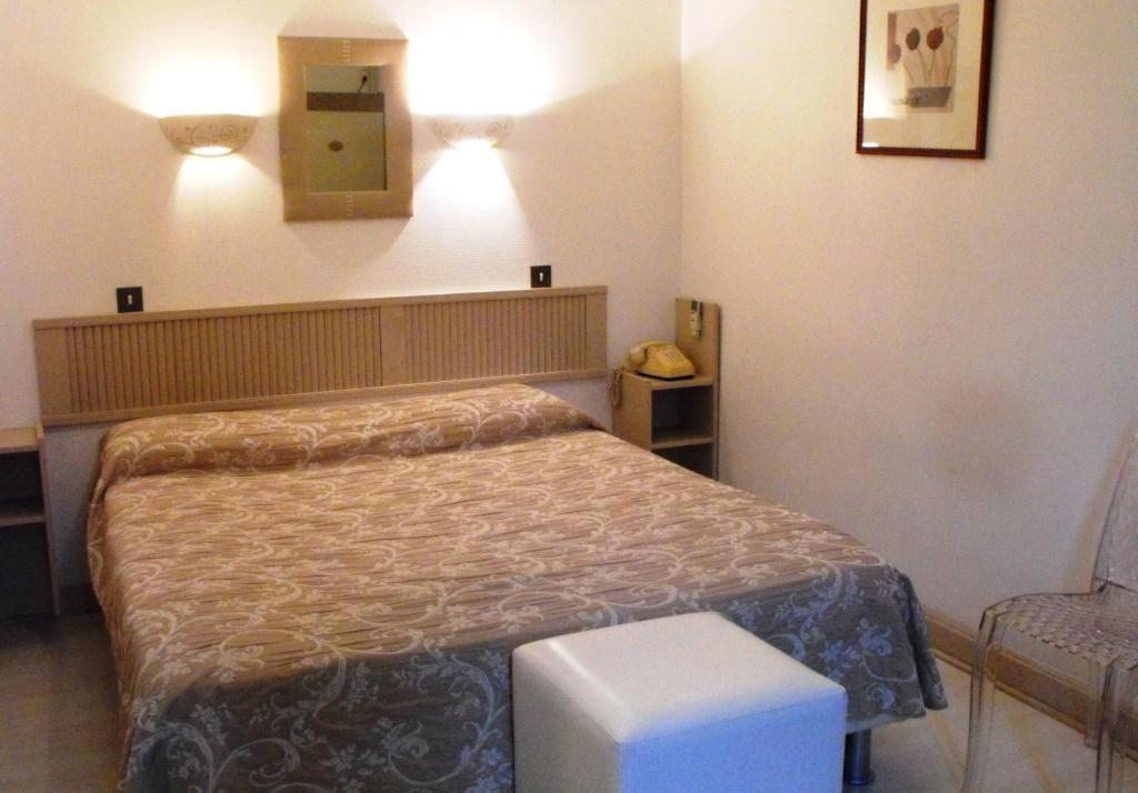Postel nebo postele na pokoji v ubytování Logis Hôtel Restaurant Les Capucins