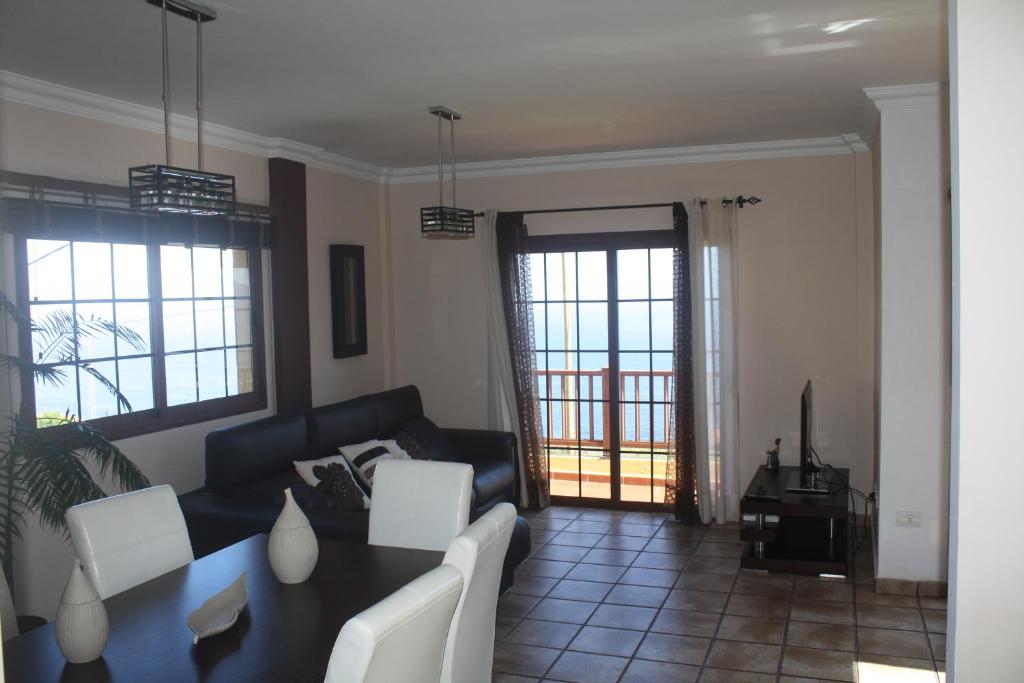 夫隆特拉的住宿－Tu Casa En Frontera，客厅配有沙发和桌子