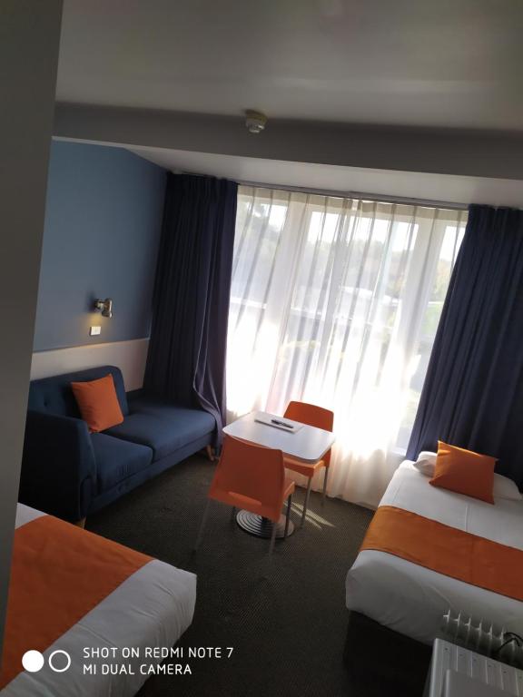 Postel nebo postele na pokoji v ubytování Waterfront Lodge Motel