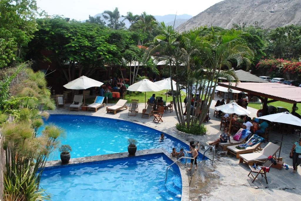 uma vista superior de uma piscina num resort em Huertalejandro Restaurante Campestre y Hospedaje em Cieneguilla