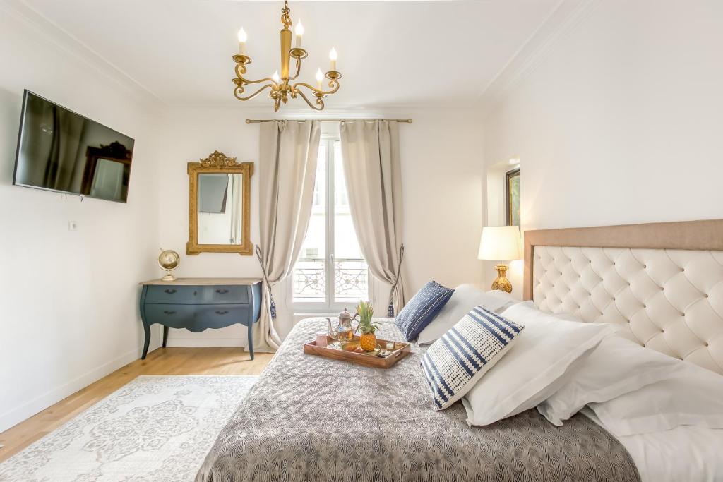 une chambre avec un lit, un miroir et une table dans l'établissement Résidence Saint-Sabin, à Paris