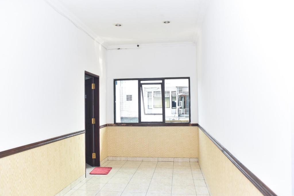 RedDoorz near Lenmarc Mall Surabaya