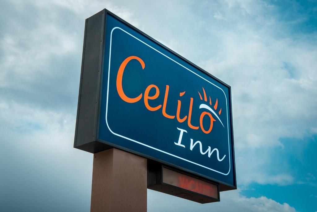 威廉姆斯的住宿－Celilo Inn，柱子上的卡里弗尼亚旅馆标志