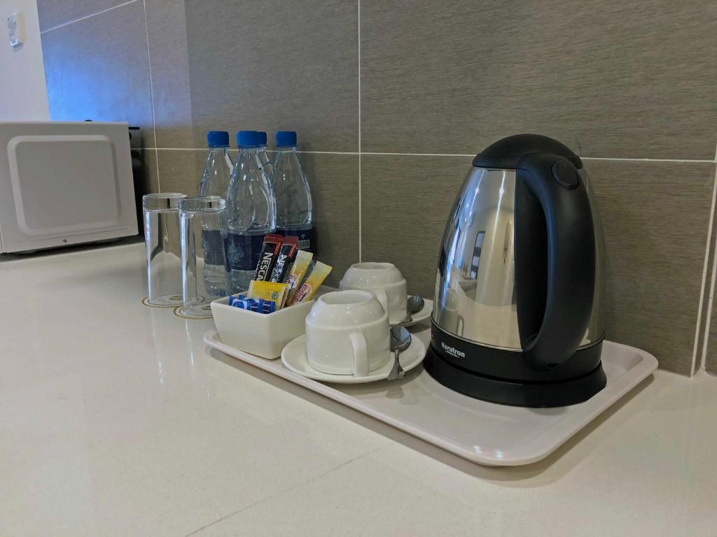 Příslušenství pro přípravu čaje a kávy v ubytování Aman Hills Hotel