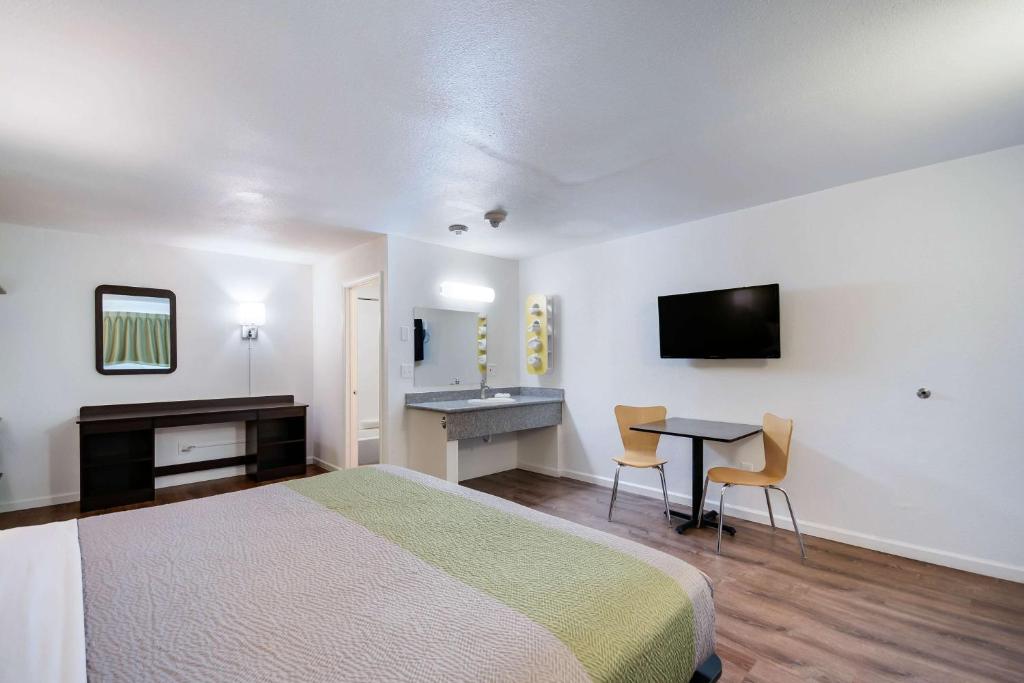 Motel 6-Burlington, WA - King Room - Smoking