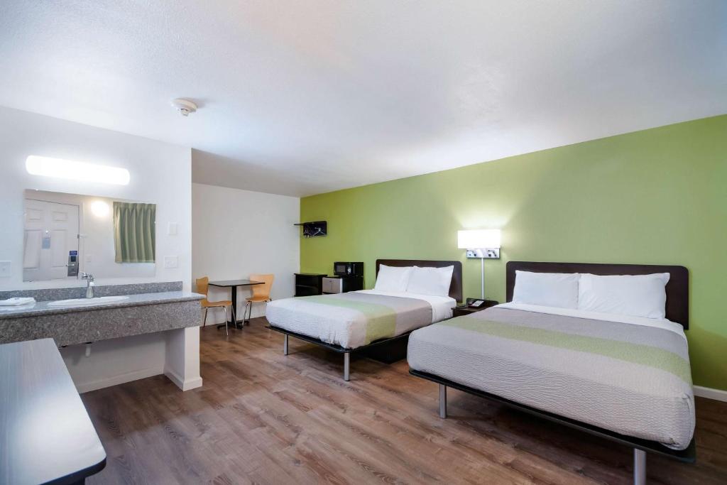 Motel 6-Burlington, WA - 豪华大号床间 - 带两张大号床 - 禁烟