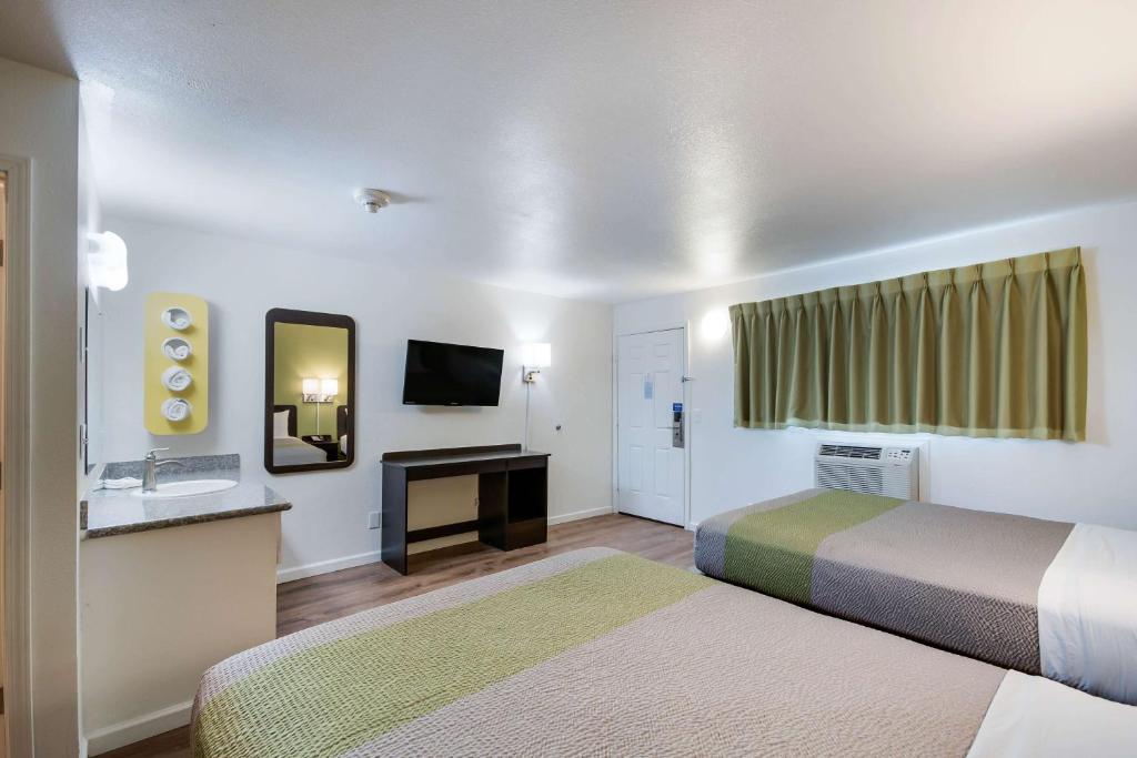 Motel 6-Burlington, WA - Queen Room With Two Queen Beds - Non-Smoking