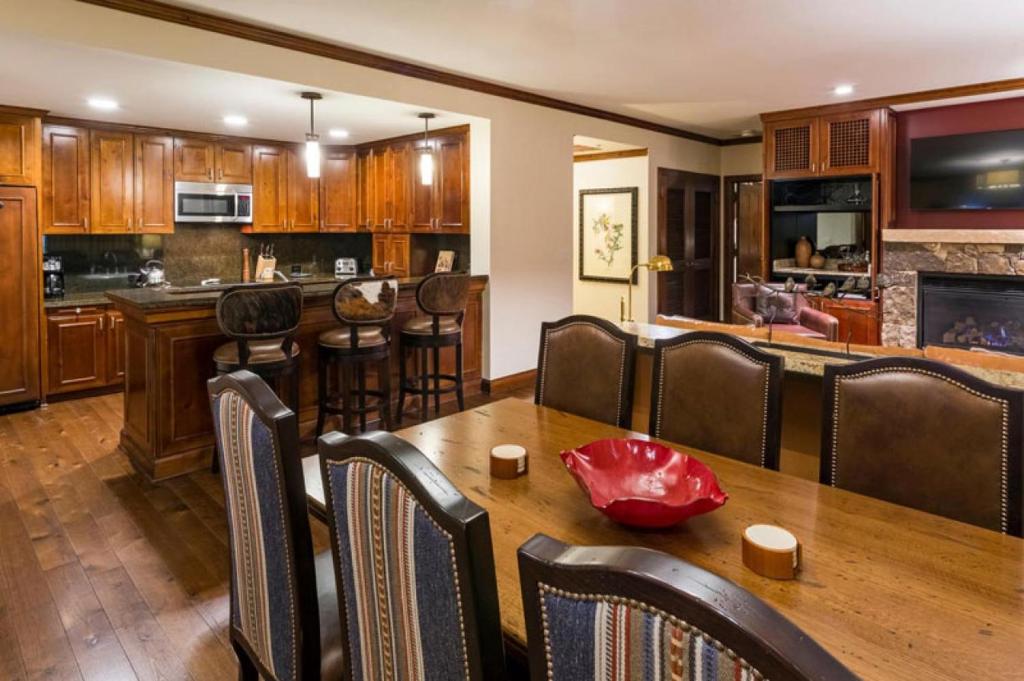 O bucătărie sau chicinetă la The Ritz-Carlton Club, Two-Bedroom WR Residence 2405, Ski-in & Ski-out Resort in Aspen Highlands
