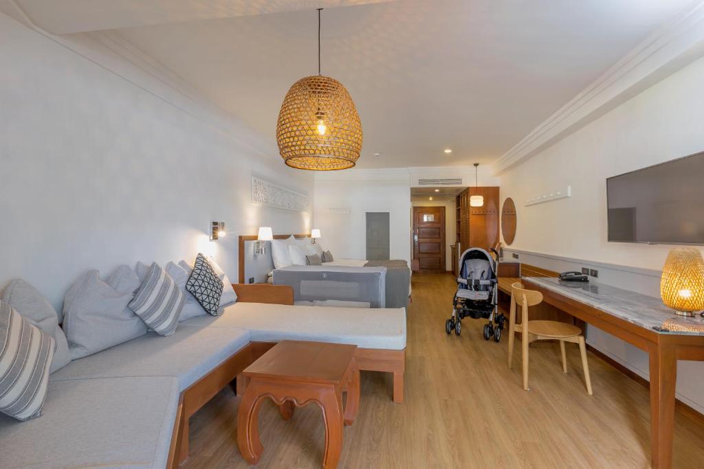 Ein Sitzbereich in der Unterkunft Sunwing Bangtao Beach