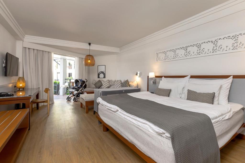 Ein Bett oder Betten in einem Zimmer der Unterkunft Sunwing Bangtao Beach