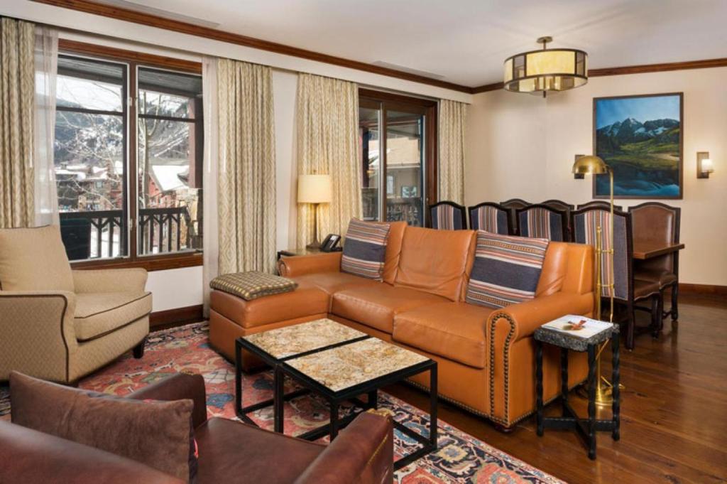 uma sala de estar com um sofá e cadeiras em The Ritz-Carlton Club 3 Bedroom Residence 8315, Ski-in & Ski-out Resort in Aspen Highlands em Aspen