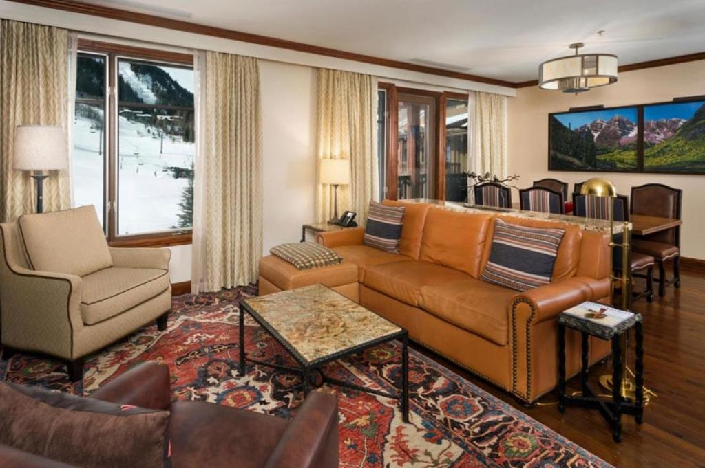 un salon avec un canapé, des chaises et une table dans l'établissement Ritz-Carlton Club Unit 8402, 2 Bedroom Ski-in/Ski-out Condo in Aspen Highlands, à Aspen