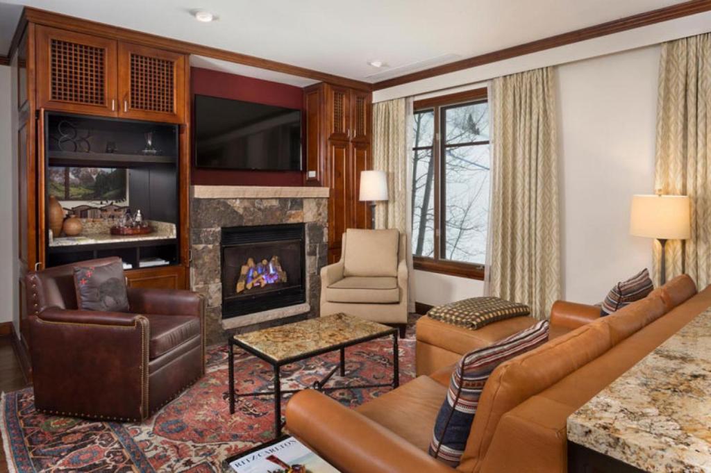 Khu vực ghế ngồi tại The Ritz-Carlton Club Two-Bedroom Premier Residence 8405 in Aspen Highlands