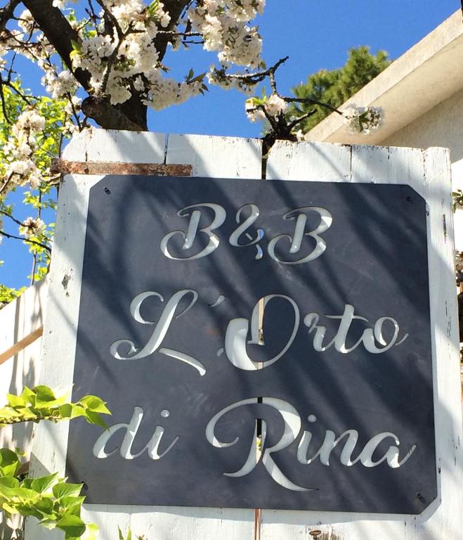 a sign for a pizza pub with aakura tree at L’Orto di Rina in Numana
