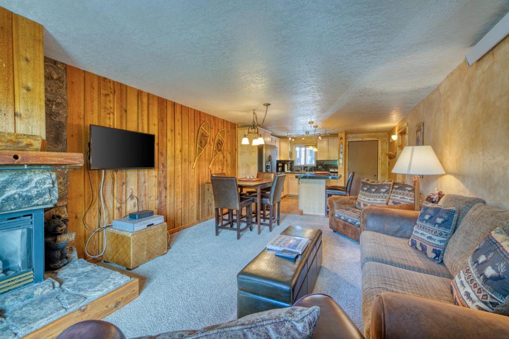 sala de estar con sofá y chimenea en Beaver Village & Mountain Bliss en Winter Park