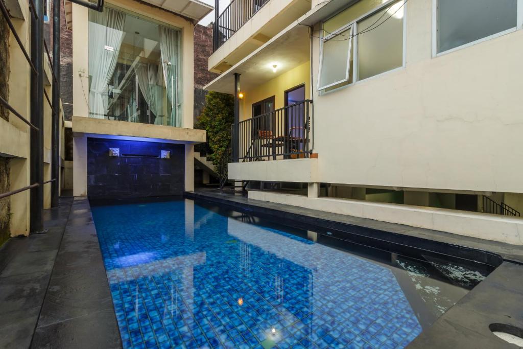 una piscina en medio de un edificio en RedDoorz Premium @ Ampera Raya 2, en Yakarta