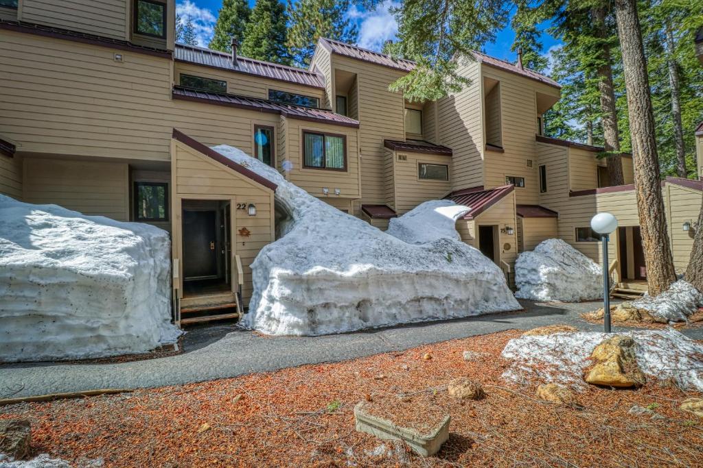 ein Haus mit einer Schneeskulptur davor in der Unterkunft 2 Bed 2 Bath Apartment in Carnelian Bay in Carnelian Bay