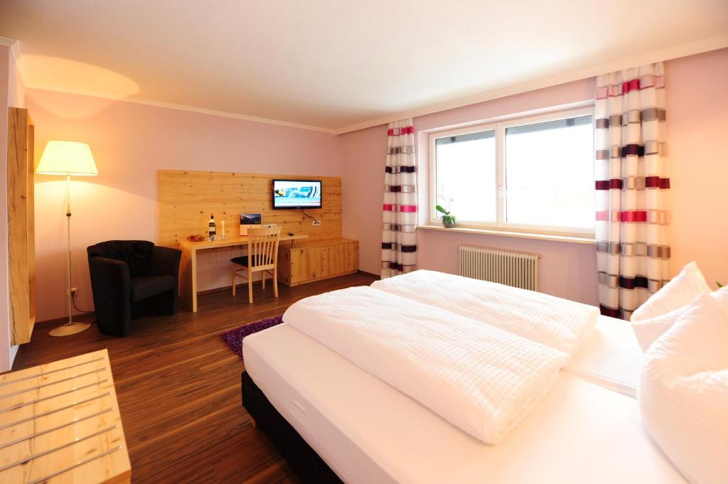 Postel nebo postele na pokoji v ubytování Hotel Gasthof Zum Schwanen