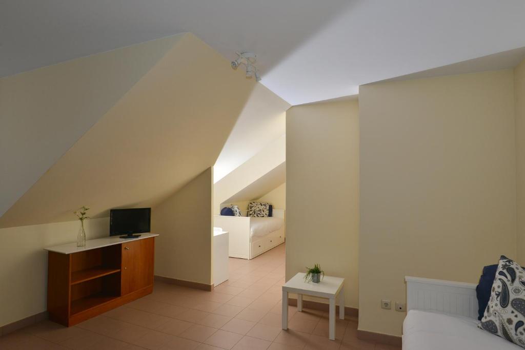 A television and/or entertainment centre at Apartamentos Marina