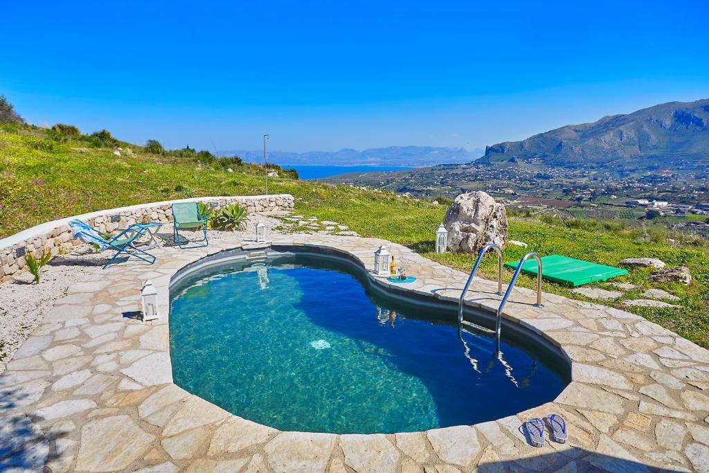 una grande piscina in cima a una collina di Villa Sirena - Scopello-Villas a Scopello