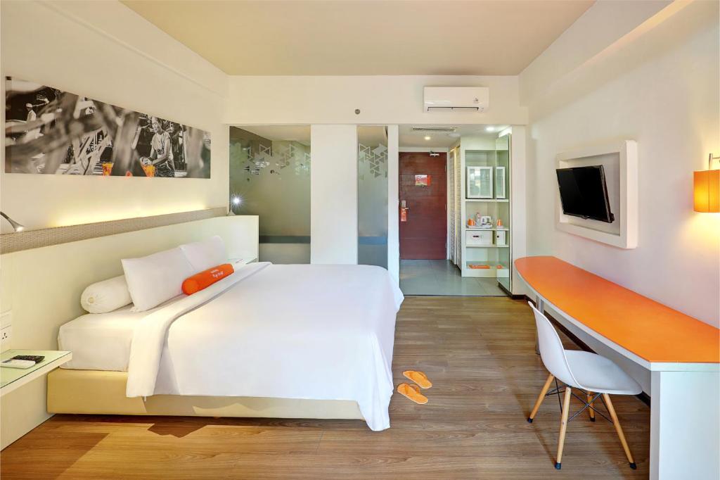 TV a/nebo společenská místnost v ubytování HARRIS Hotel Seminyak