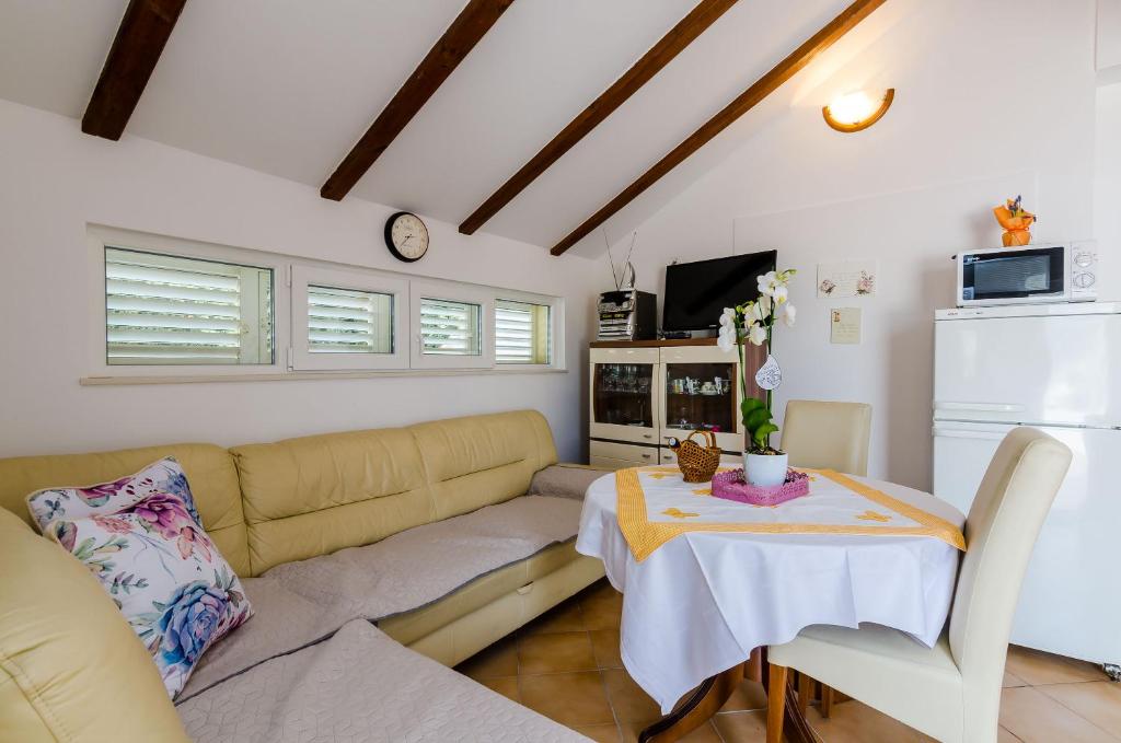 Televízia a/alebo spoločenská miestnosť v ubytovaní Apartment Marina View