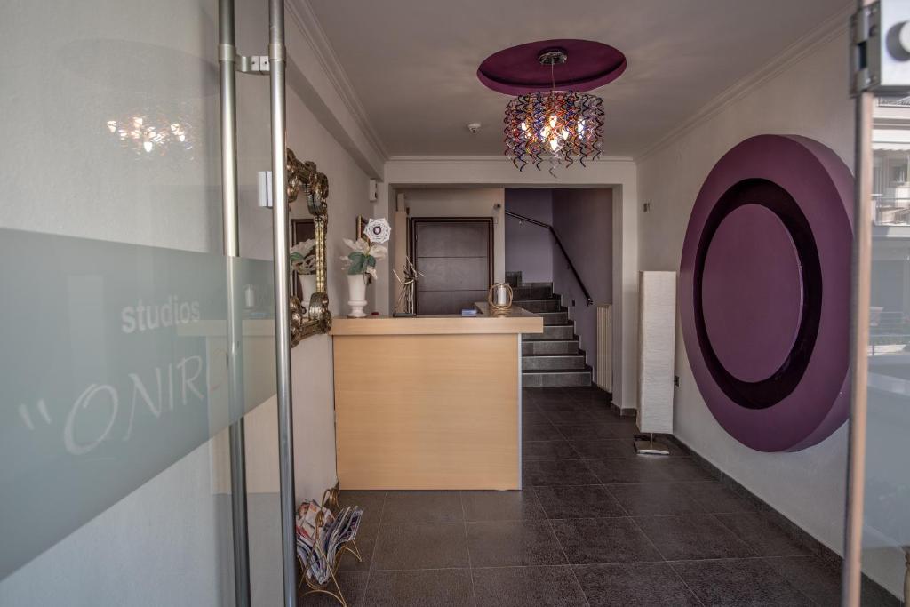 korytarz z fioletowym żyrandolem i schodami w obiekcie Oniro Rooms & Suites w mieście Leptokaria
