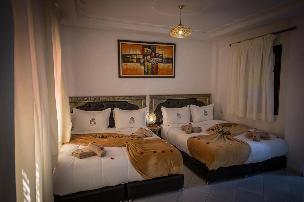 two beds in a hotel room with at Riad Challa Hotel & Spa in Marrakesh