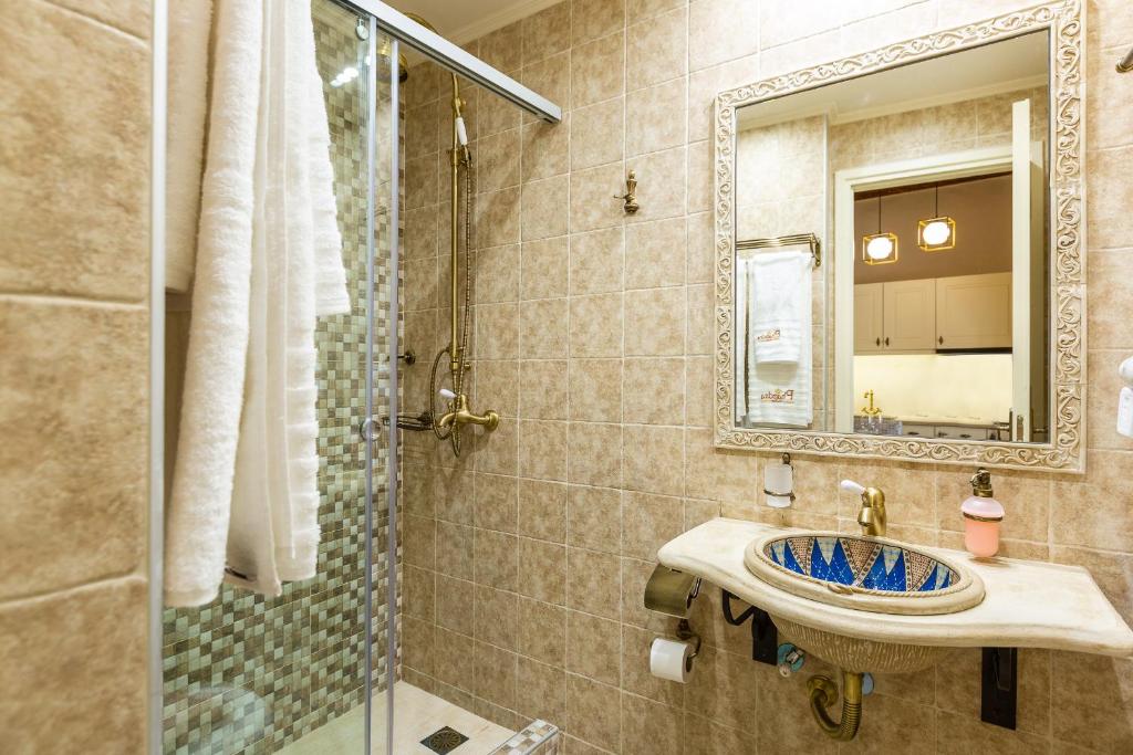 Koupelna v ubytování Phaedra Suites