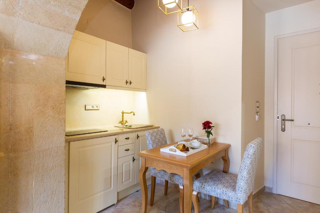 Kuchyň nebo kuchyňský kout v ubytování Phaedra Suites