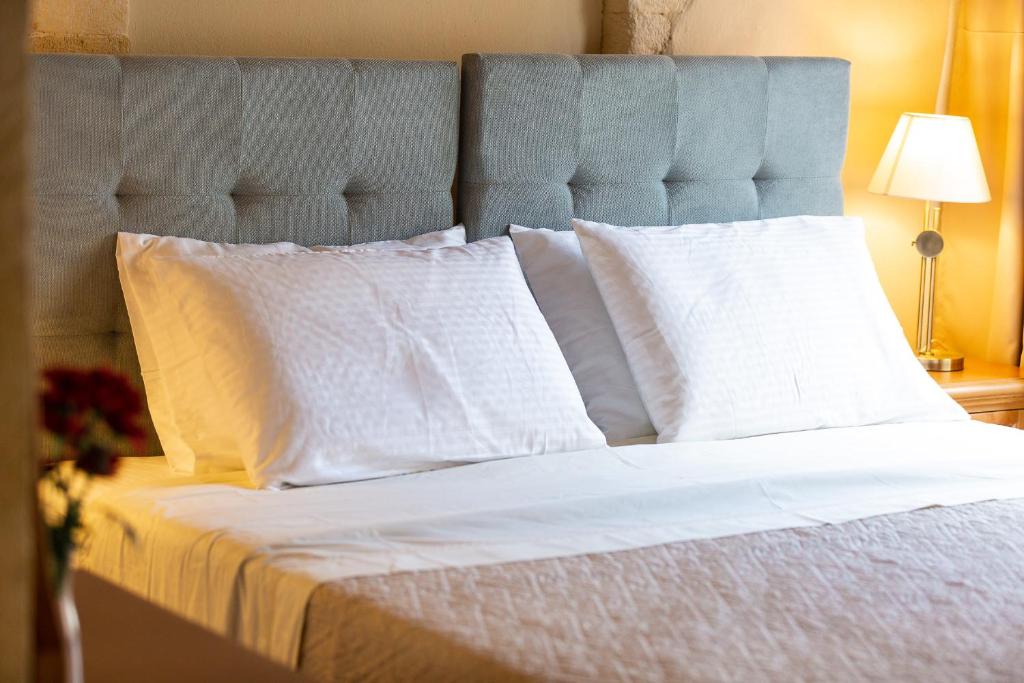 Postel nebo postele na pokoji v ubytování Phaedra Suites