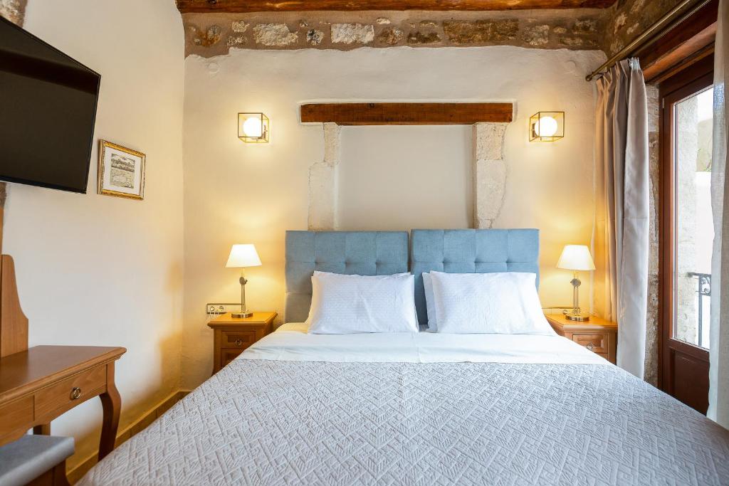 Postel nebo postele na pokoji v ubytování Phaedra Suites
