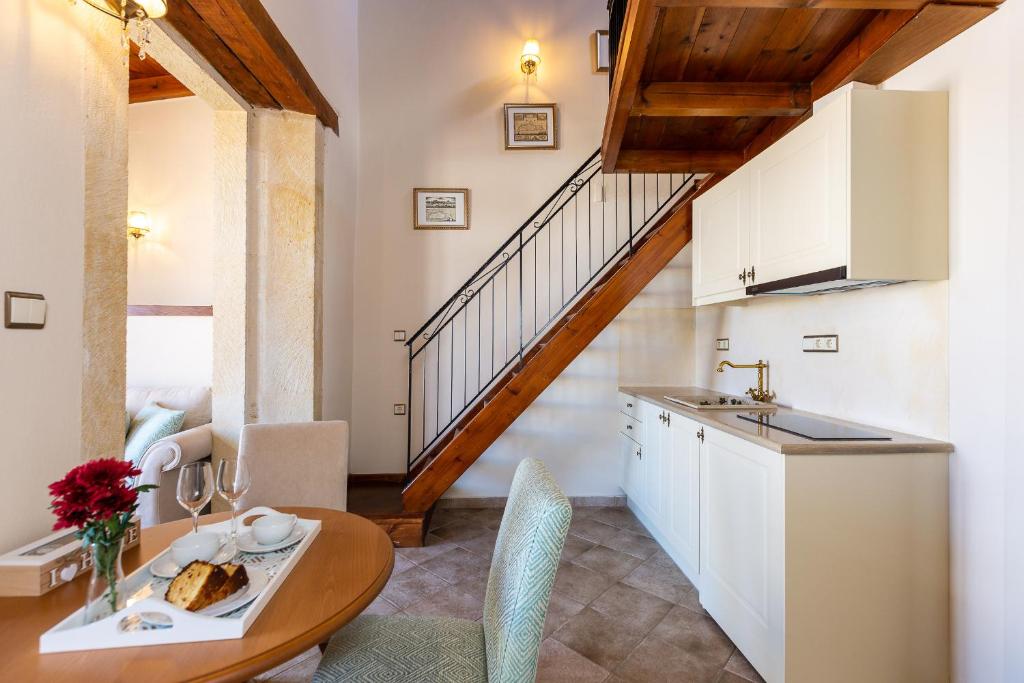Kuchyň nebo kuchyňský kout v ubytování Phaedra Suites