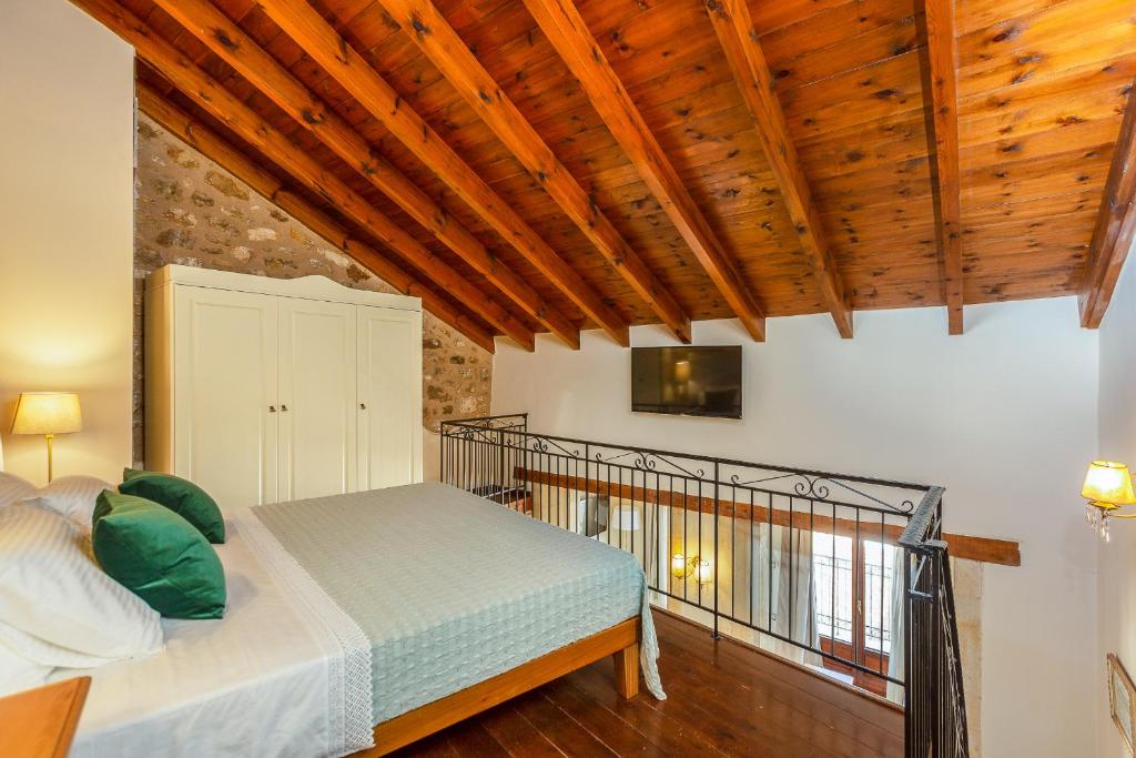 Postel nebo postele na pokoji v ubytování Phaedra Suites