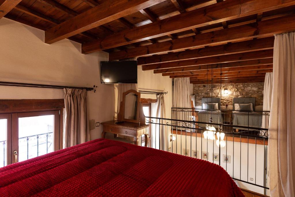 Postel nebo postele na pokoji v ubytování Phaedra Suites
