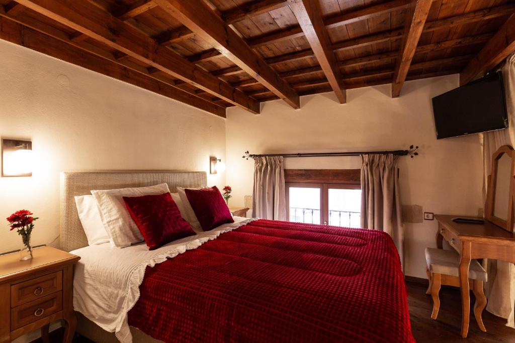Postel nebo postele na pokoji v ubytování Phaedra Suites