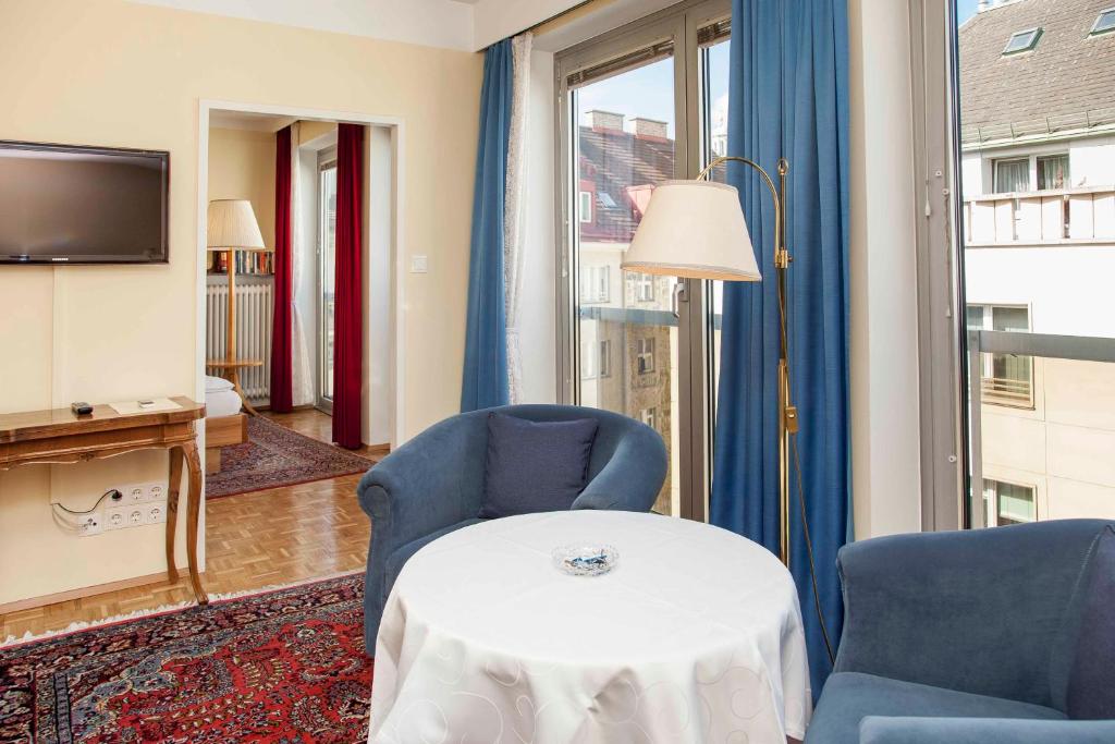 TV a/nebo společenská místnost v ubytování Pension Sacher - Apartments am Stephansplatz